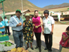 Sra. Olga Rios mostrando la papa cultivada en su huerta