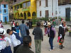 Público asistente bailando en la Plaza de Armas